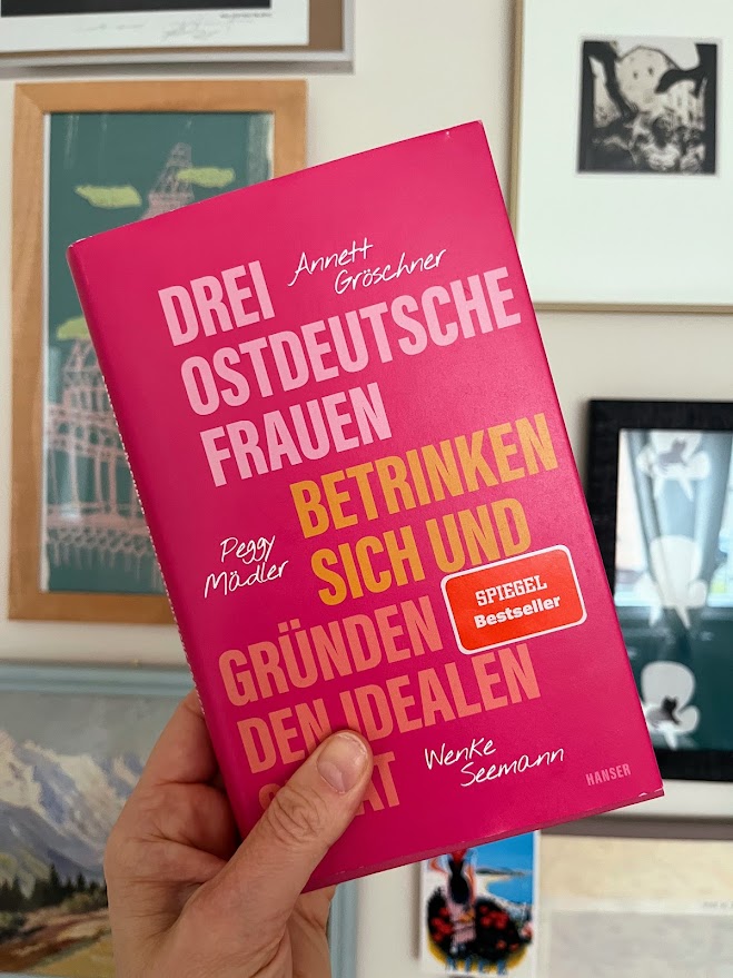 Drei ostdeutsche Frauen betrinken sich und gründen den idealen Staat.